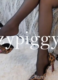 极品白虎嫩妹 猪猪在继弟下班后按摩放松，操到淫水狂流，全部射进小穴里