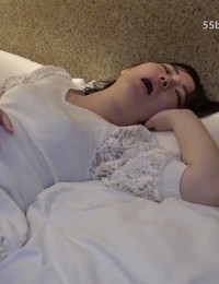 被陌生肉棒干到翻白眼狂高潮的保育士人妻，大白天就毫不掩饰地展现出超级淫乱的一面！FC2PPV-4792521