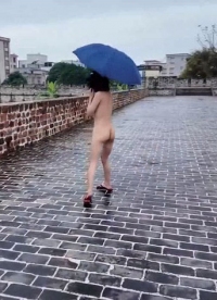 天花板露出狂人【cikaimoon】最新作品，雨天打伞全裸居民区闲逛一路惊险刺激