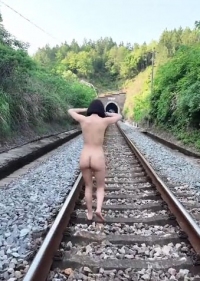 全裸乡村铁轨露出，农村大爷的小小震撼，这辈子也没想到，还有这种事，吓得赶紧跑！